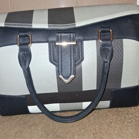 Elevate your style with this sleek woman's bag in black and gray. - Picture 1 of 3